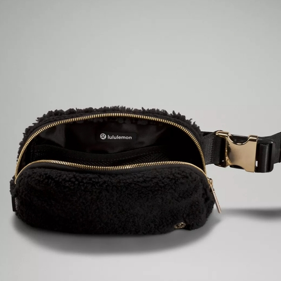 Lululemon Everywhere Fleece Belt Bag Black - Picture 3 of 3